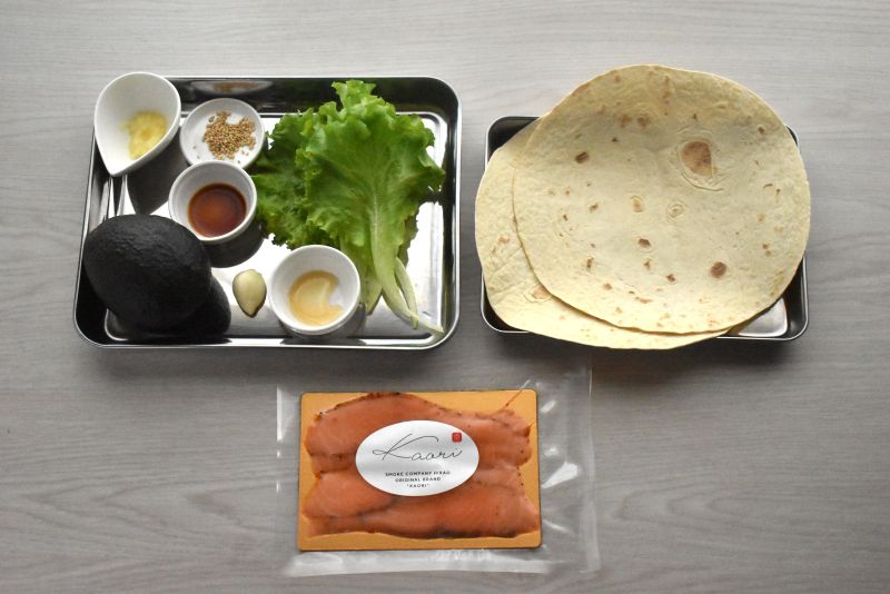 スモークサーモンパストラミのトルティーヤロールの材料