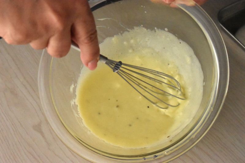 塩レモンソースの材料を混ぜる