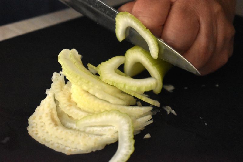 カルパッチョ用に野菜を細切りにする
