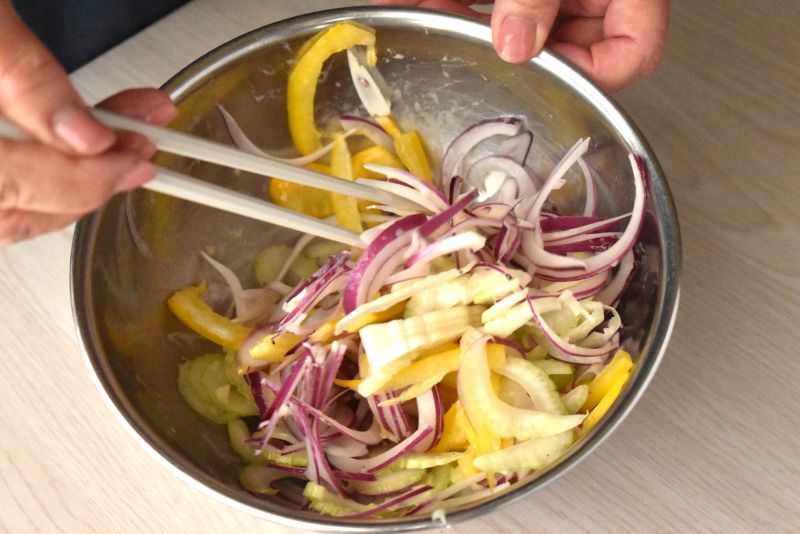 野菜に塩レモンソースをなじませる