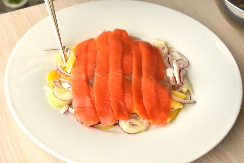 野菜の上にスモーク紅鮭を盛り付ける