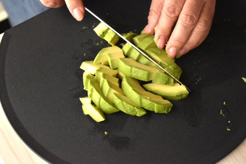 サイコロ状にカットしたアボカド