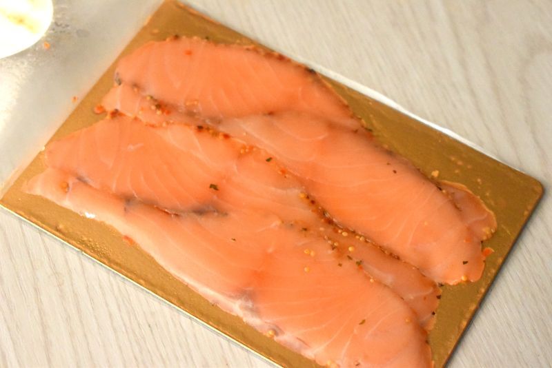 スパイスの薫り豊かなスモークサーモンパストラミ