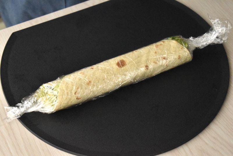 巻いたトルティーヤロールを食べやすい大きさにカットする
