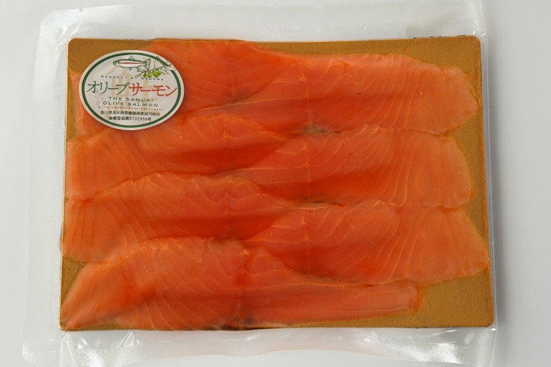 香川県産オリーブサーモンのスモーク