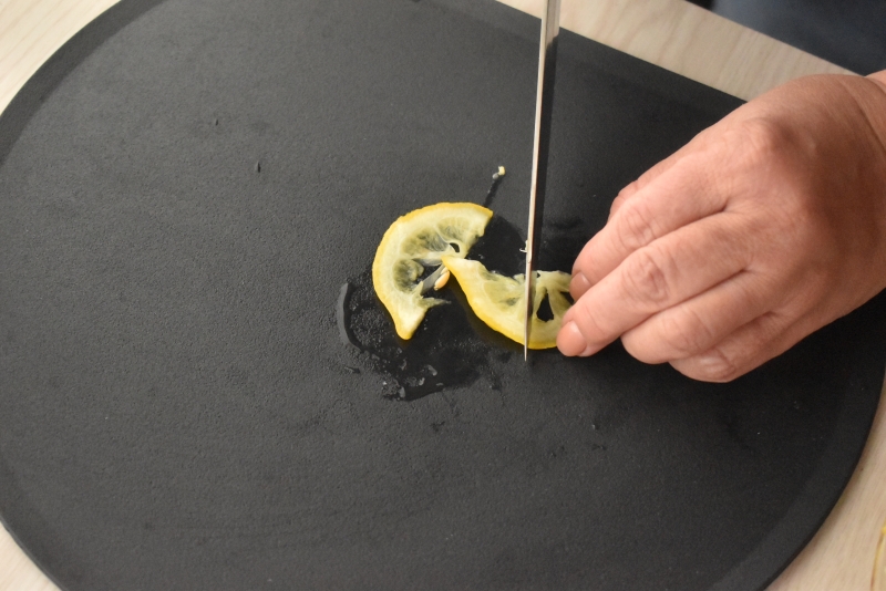 サーモンマリネのスライスレモンを食べやすくカットする