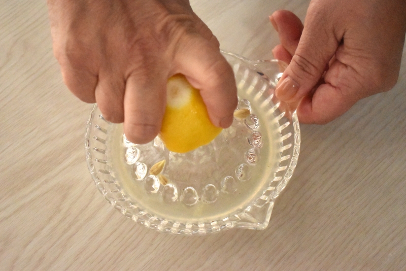 レモンをスライスし、皮をすりおろして果汁を準備する工程