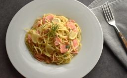 スモークサーモンのレモンクリームパスタ