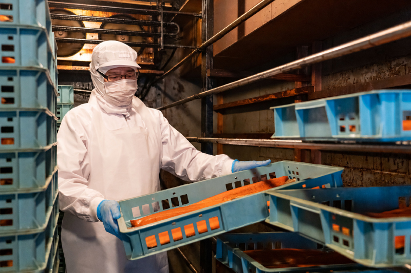 長年使い続けてきた燻製窯で、職人がスモークサーモンを仕込む様子